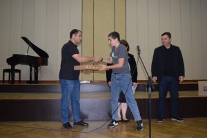 სამტრედიაში წარჩინებულ მოსწავლეებს პორტაბელური კომპიუტერები გადაეცათ