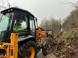 სამტრედიაში შესაბამისი ტექნიკის გამოყენებით მეწყერისაგან დაზიანებული ადგილების  გასუფთავების სამუშაოები მიმდინარეობს