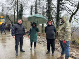 სამტრედიაში შესაბამისი ტექნიკის გამოყენებით მეწყერისაგან დაზიანებული ადგილების  გასუფთავების სამუშაოები მიმდინარეობს