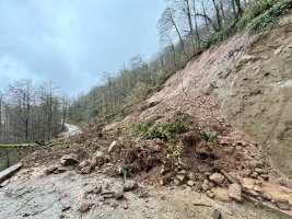 სამტრედიაში შესაბამისი ტექნიკის გამოყენებით მეწყერისაგან დაზიანებული ადგილების  გასუფთავების სამუშაოები მიმდინარეობს