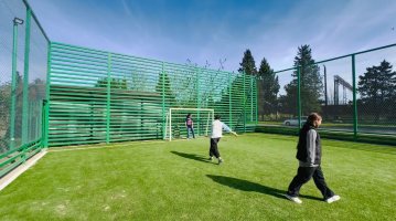 რუსთაველის ქუჩაზე თანამედროვე  სტანდარტების შესაბამისი სპორტული მოედანი მოეწყო