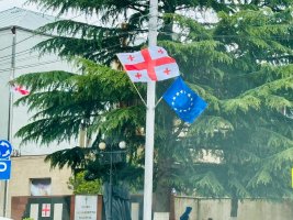 სამტრედიის ქუჩები ევროპის კვირეულთან დაკავშირებით საქართველოსა და ევროკავშირის დროშებით მოირთო