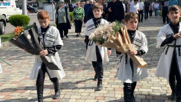 სამტრედიაში, სოხუმის დაცემის დღესთან დაკავშირებით, გმირთა მემორიალი გვირგვინით შეამკეს