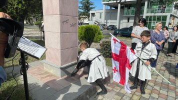 სამტრედიაში, სოხუმის დაცემის დღესთან დაკავშირებით, გმირთა მემორიალი გვირგვინით შეამკეს