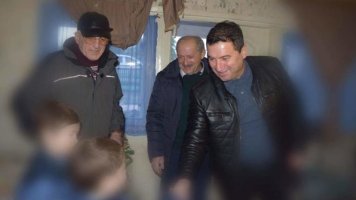 სამტრედიის მუნიციპალიტეტის მერიამ 300 ოჯახს საახალწლო ნობათი გადასცა