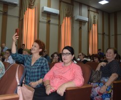 სამტრედიაში წარჩინებულ მოსწავლეებს პორტაბელური კომპიუტერები გადაეცათ