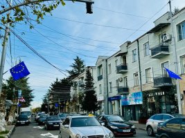 სამტრედიაში ევროკავშირის წევრობის კანდიდატის სტატუსის აღსანიშნად, საქართველოსა და ევროკავშირის დროშები გამოიფინა