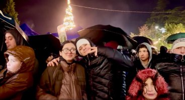 სამტრედიის   მთავარი ნაძვის ხე  საზეიმოდ აინთო