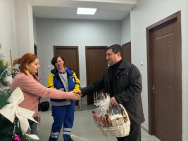 სამტრედიის მერმა შობა–ახალი წელი სტრატეგიული დანიშნულების ობიექტებში, 24 საათიან რეჟიმში მომუშავე პერსონალს მიულოცა