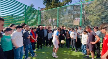 რუსთაველის ქუჩაზე თანამედროვე  სტანდარტების შესაბამისი სპორტული მოედანი მოეწყო