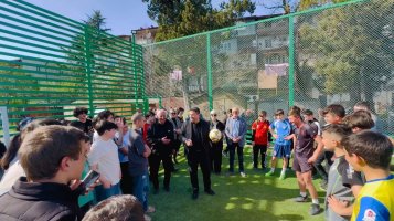 რუსთაველის ქუჩაზე თანამედროვე  სტანდარტების შესაბამისი სპორტული მოედანი მოეწყო