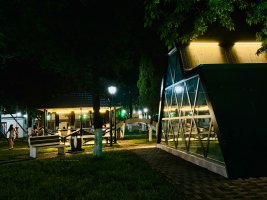 რეაბილიტირებული ,,მომავლის პარკი''  ღამით