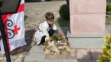 სამტრედიაში, სოხუმის დაცემის დღესთან დაკავშირებით, გმირთა მემორიალი გვირგვინით შეამკეს
