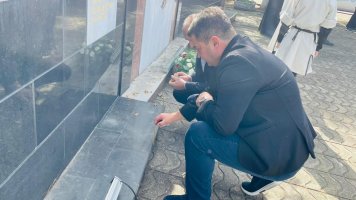 სამტრედიაში, სოხუმის დაცემის დღესთან დაკავშირებით, გმირთა მემორიალი გვირგვინით შეამკეს