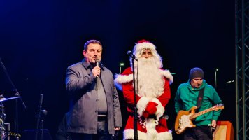 სამტრედიის  მთავარი ნაძვის ხე  საზეიმოდ აინთო