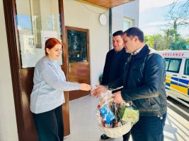 სამტრედიის მერმა შობა–ახალი წელი სტრატეგიული დანიშნულების ობიექტებში, 24 საათიან რეჟიმში მომუშავე პერსონალს მიულოცა