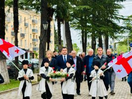სამტრედიაში 9 აპრილს გმირთა ხსოვნის პატივსაცემად მემორიალი ტიტებით შეიმკო