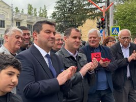 სამტრედიაში 9 აპრილს გმირთა ხსოვნის პატივსაცემად მემორიალი ტიტებით შეიმკო