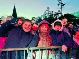 სამტრედიაში საზეიმოდ აინთო ქალაქის მთავარი საახალწლო ნაძვის ხე