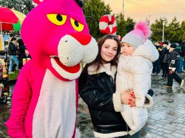 სამტრედიაში საზეიმოდ აინთო ქალაქის მთავარი საახალწლო ნაძვის ხე