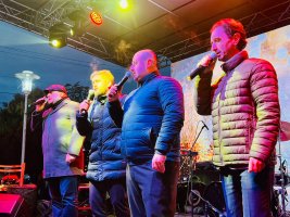 სამტრედიაში საზეიმოდ აინთო ქალაქის მთავარი საახალწლო ნაძვის ხე