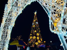 სამტრედიაში საზეიმოდ აინთო ქალაქის მთავარი საახალწლო ნაძვის ხე