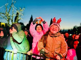 სამტრედიაში საზეიმოდ აინთო ქალაქის მთავარი საახალწლო ნაძვის ხე