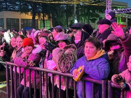 კახა კალაძე სამტრედიაში სოციალურად დაუცველ ოჯახებს საცხოვრებელი სახლები გადასცა