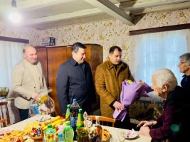 სამტრედიის მუნიციპალიტეტის მერმა 100 წლის იუბილე მიულოცა ნორა შენგელია-გაბადაძეს