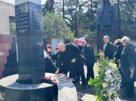 მუნიციპალიტეტის წარმომადგენლებმა 9 აპრილის მემორიალი შეამკეს