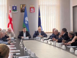 დავით ბახტაძემ მუნიციპალიტეტში დაგეგმილი პროექტების განხორციელების საკითხები განიხილა