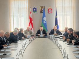 დავით ბახტაძემ მუნიციპალიტეტში დაგეგმილი პროექტების განხორციელების საკითხები განიხილა