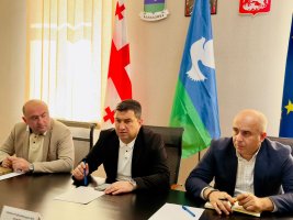 დავით ბახტაძემ მუნიციპალიტეტში დაგეგმილი პროექტების განხორციელების საკითხები განიხილა