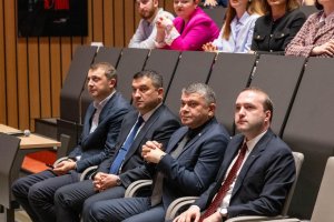 დავით ბახტაძე და მერის ახალგაზრდა მრჩევლები „გაეროს მოდელირების“ გახსნას დაესწრნენ